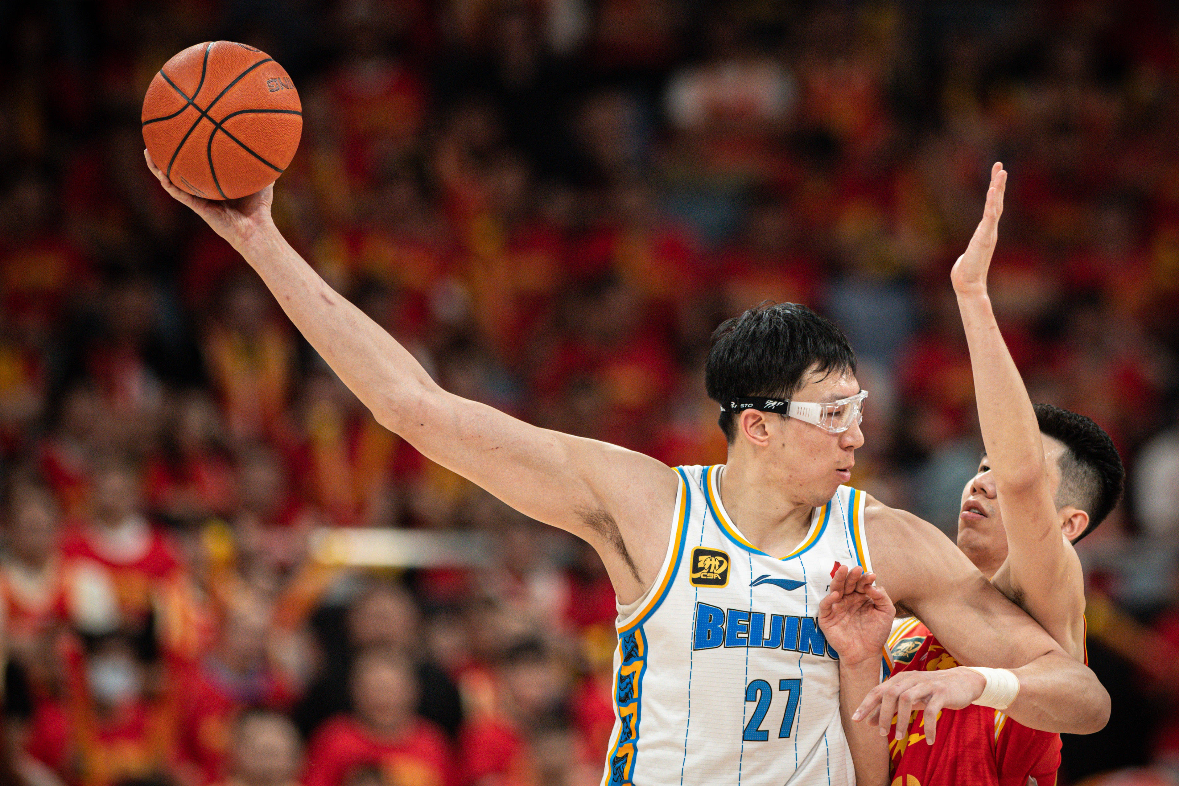 NBA球员周琦加盟国内篮球联赛，引发球迷热议